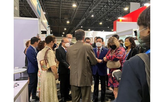 L'ambassadeur de France en Thaïlande visite le 1er salon de la Cosmétique pour les professionnels